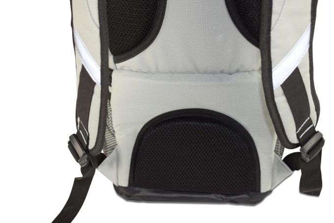 Rückansicht eines COOL*SAFE-Rucksacks mit gepolstertem Rückenbereich und verstellbaren Schultergurten. Sichtbar sind atmungsaktive Netzpolster und reflektierende Streifen an den Seiten.