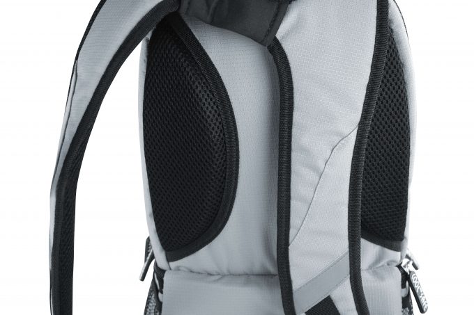 Detailansicht der Rückseite eines silbergrauen COOL*SAFE-Rucksacks mit schwarzen, gepolsterten Mesh-Rückenzonen und gepolsterten Trägern. Fokus liegt auf dem ergonomischen Rückenbereich.