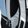 Seitenansicht des silbergrauen COOL*SAFE-Rucksacks mit schwarzer Netz-Seitentasche, reflektierendem Streifen und gepolstertem Rückenbereich. Ein Produktanhänger ist am Tragegurt befestigt.
