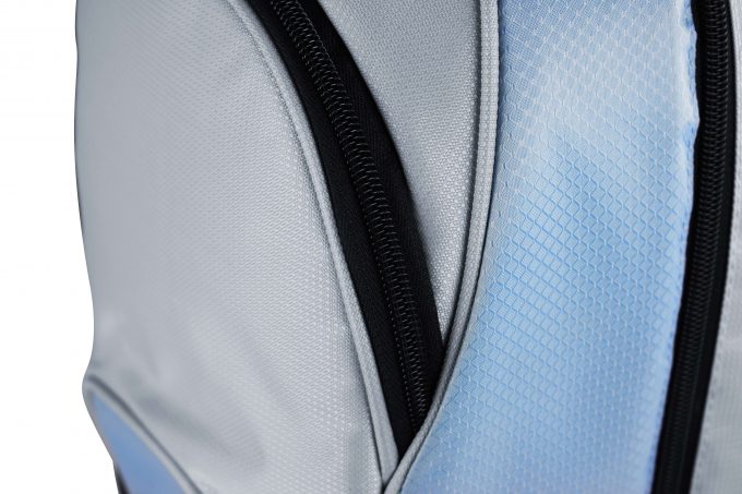 Detailaufnahme eines grauen COOL*SAFE-Rucksacks mit zwei parallelen Reißverschlüssen. Sichtbar ist die hochwertige, leicht strukturierte Oberfläche des Materials.