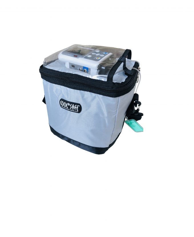 COOL*SAFE-Kühltasche in Silber mit schwarzen Details und Tragegurt und mit transparenter Abdeckung, in der ein medizinisches Gerät transportiert wird.
