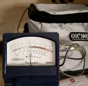 Temperaturmessgerät vor einer COOL*SAFE Medikamentenkühltasche.
