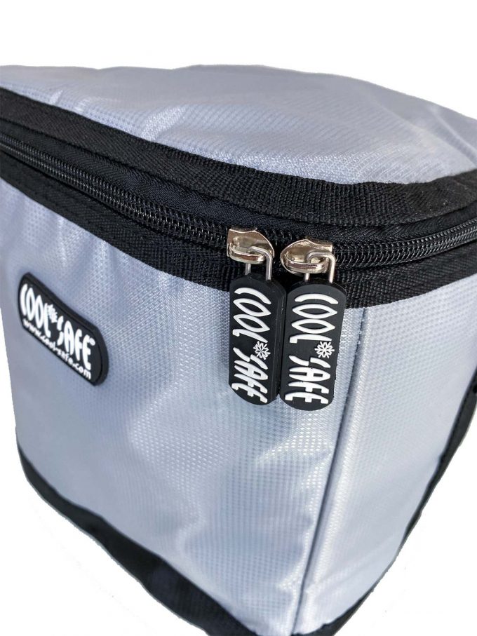 Detailansicht der silbergrauen COOLSAFE-Kühltasche mit zwei schwarzen Reißverschluss-Zippern, jeweils mit weißem COOLSAFE-Logo. Die robuste Verarbeitung der Tasche und die schwarze Umrandung sind deutlich sichtbar.