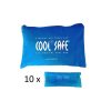 Blaue Aufbewahrungstasche mit COOL*SAFE-Logo aus Stoff, in der zehn Kühlakkus enthalten sind. Vor der Tasche liegt ein einzelner rechteckiger Kühlakku zur Ansicht.