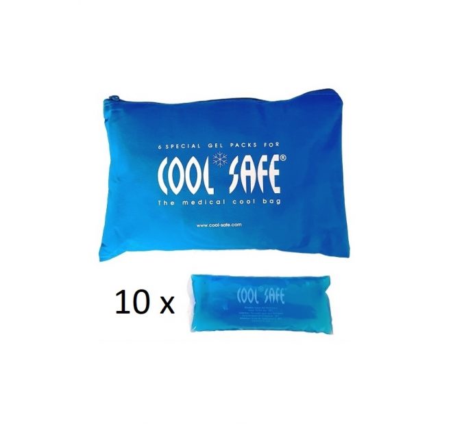 Blaue Aufbewahrungstasche mit COOL*SAFE-Logo aus Stoff, in der zehn Kühlakkus enthalten sind. Vor der Tasche liegt ein einzelner rechteckiger Kühlakku zur Ansicht.
